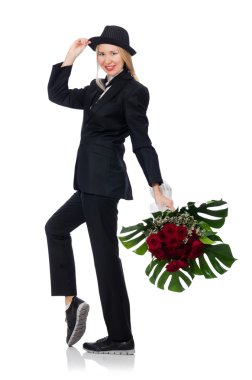 Beyaz bir demet gülü olan kadın