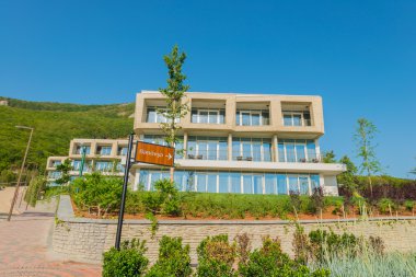 Modern parlak yaz günü evde