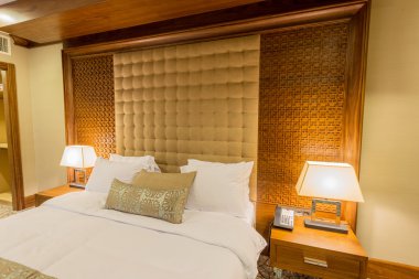 Modern içerikli bir otel odası.