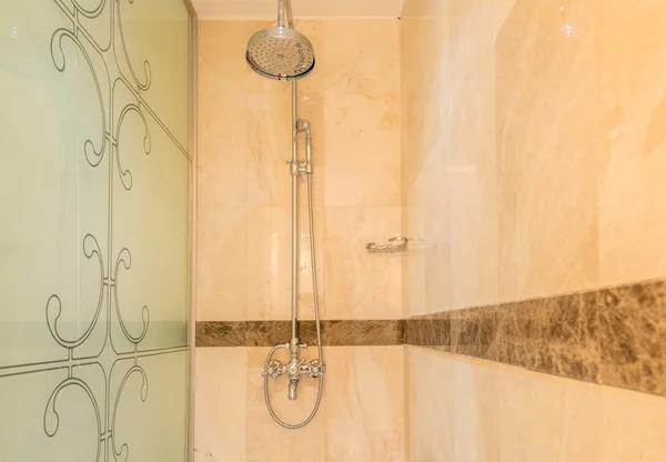 Modernes Badezimmer mit Badewanne — Stockfoto