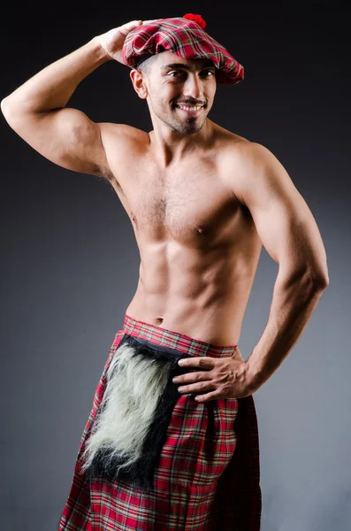 Hombre usando ropa tradicional escocesa — Foto de Stock