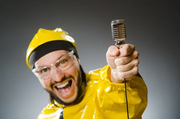 Człowiek nosi żółty komplet z mic — Zdjęcie stockowe