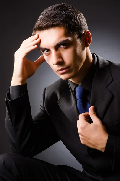 Jovem homem elegante contra cinza — Fotografia de Stock