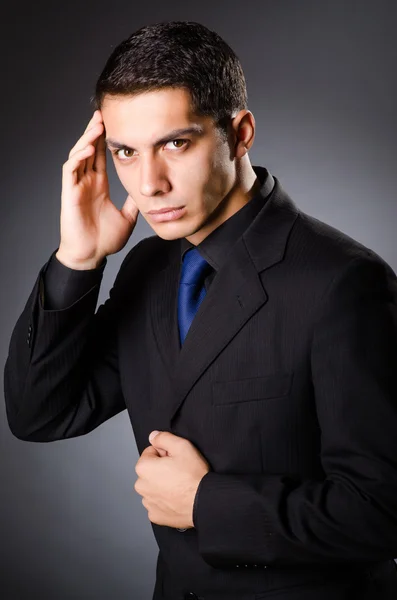 Joven hombre elegante contra gris —  Fotos de Stock