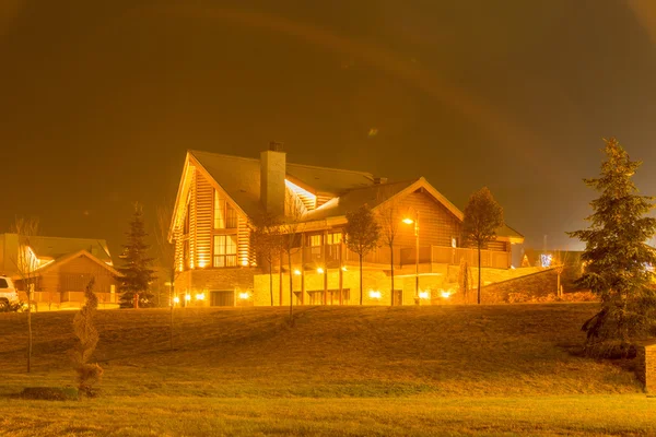 Bonita casa moderna durante las horas de noche — Foto de Stock