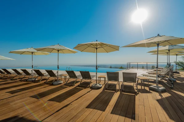 Piscina infinita en el brillante día de verano — Foto de Stock