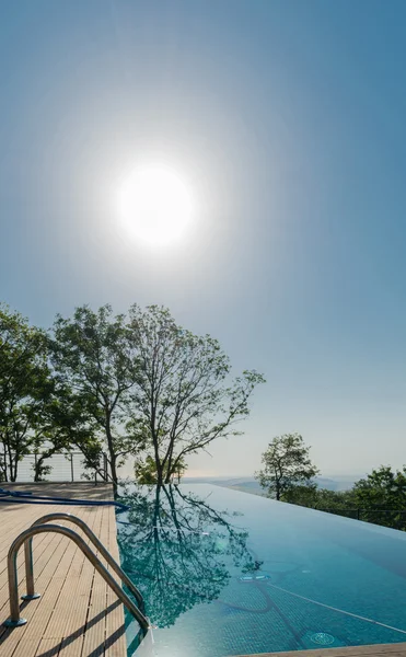 Nekonečný bazén na světlé letní den — Stock fotografie