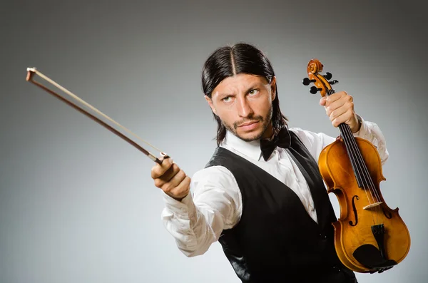 Mann spielt Geige im musikalischen Konzept — Stockfoto