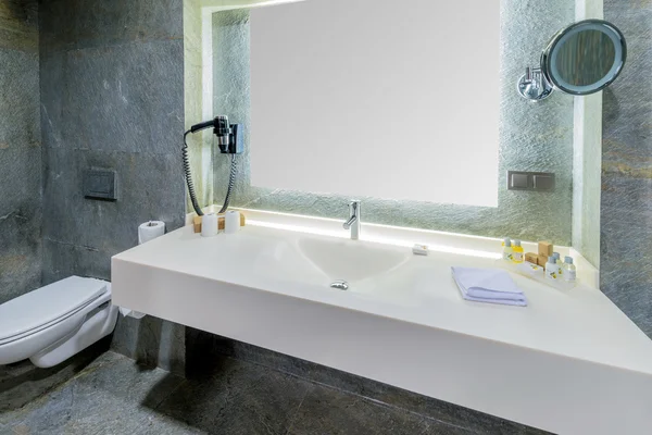 Modernes elegantes Waschbecken im Badezimmer — Stockfoto