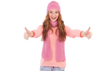 Atkı ve şapka giyen sevimli gülümseyen kız