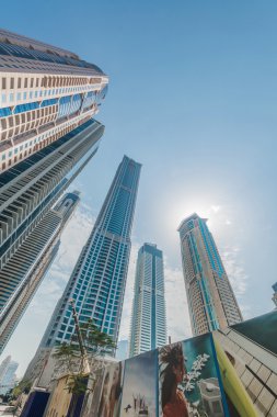 uzun boylu dubai marina gökdelenler