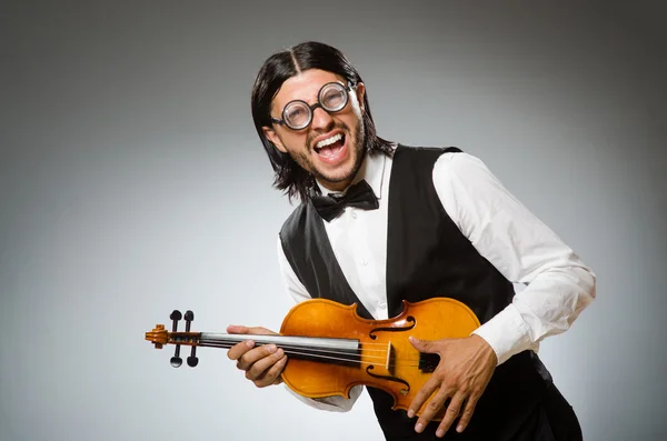 Hombre tocando el violín — Foto de Stock