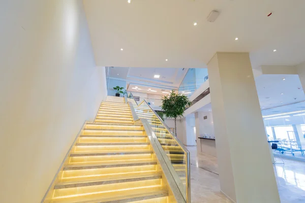 Escalera en el interior moderno del hotel — Foto de Stock