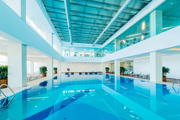 Piscina coperta in concetto sano — Foto Stock