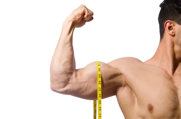 Homme musclé mesurant ses muscles — Photo