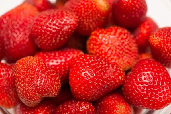 Erdbeeren auf der Auslage arrangiert — Stockfoto