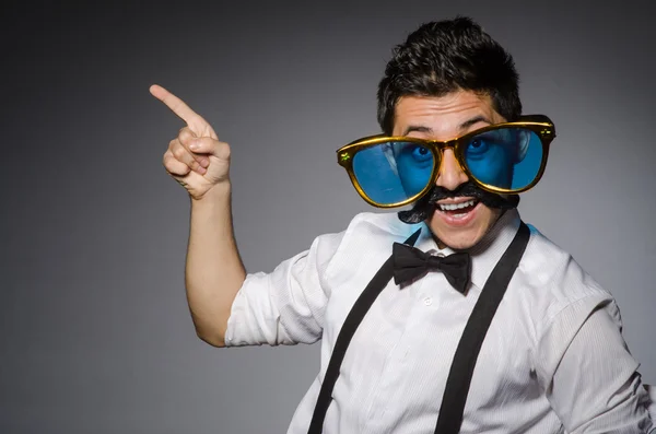 Joven con bigote falso —  Fotos de Stock