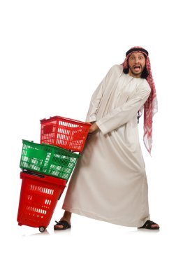 Arap adam beyazlar üzerinde alışveriş yapıyor.