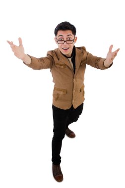 Kahverengi ceketli genç adam beyazın üzerinde izole edilmiş.