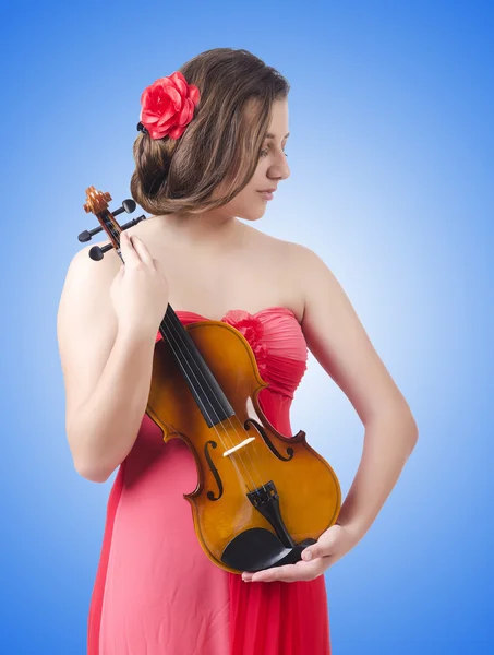 Junges Mädchen mit Geige gegen das Gefälle — Stockfoto