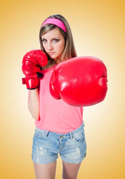 Jovencita con guantes de boxeo contra el gradiente —  Fotos de Stock