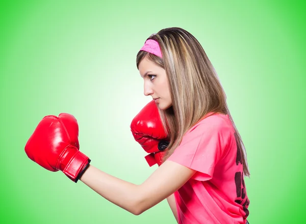 Jovencita con guantes de boxeo contra el gradiente —  Fotos de Stock