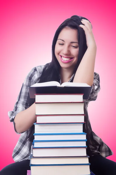 Chica estudiante con libros contra el gradiente — Foto de Stock