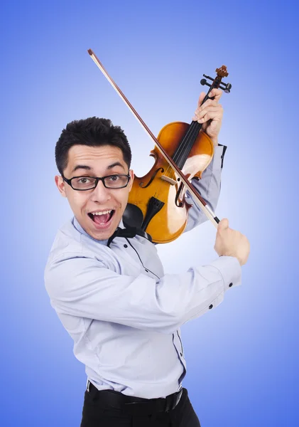 Uomo divertente con violino contro il gradiente — Foto Stock