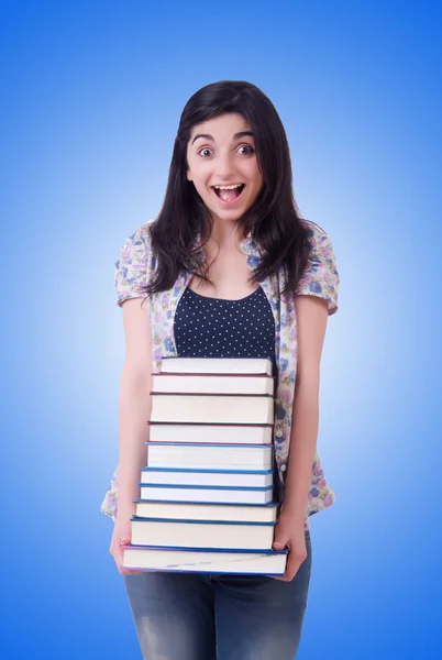 Студентка с книгами против градиента — стоковое фото