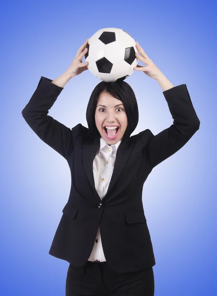 Bizneswoman z piłką przed gradientu — Zdjęcie stockowe