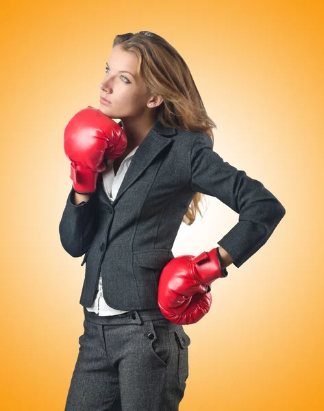 Jovem empresária no conceito de boxe — Fotografia de Stock