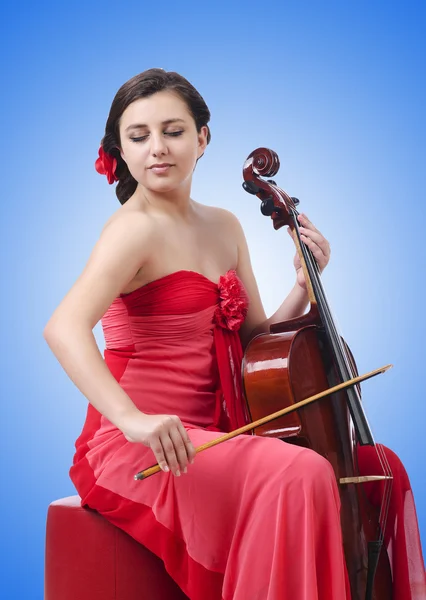 Chica joven con violín contra el gradiente — Foto de Stock