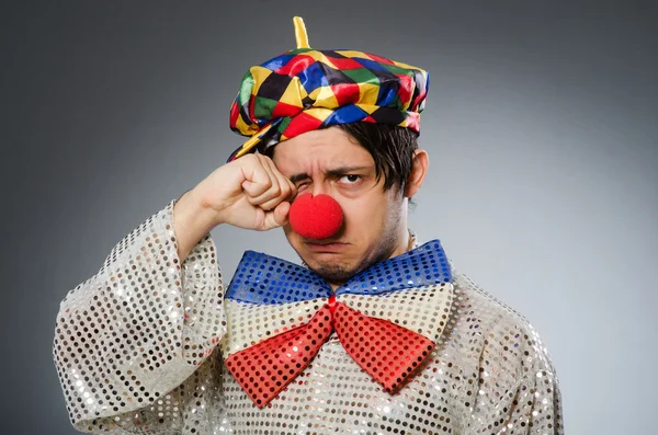 Grappige clown tegen de grijze achtergrond — Stockfoto