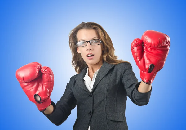 Jungunternehmerin im Boxkonzept — Stockfoto