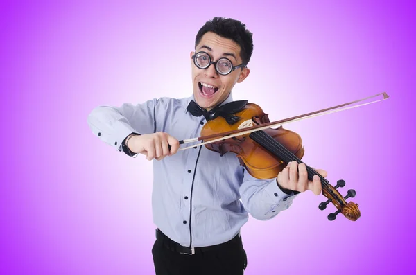 Homem engraçado com violino contra o gradiente — Fotografia de Stock