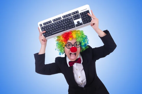 Lustiger Clown gegen das Gefälle — Stockfoto