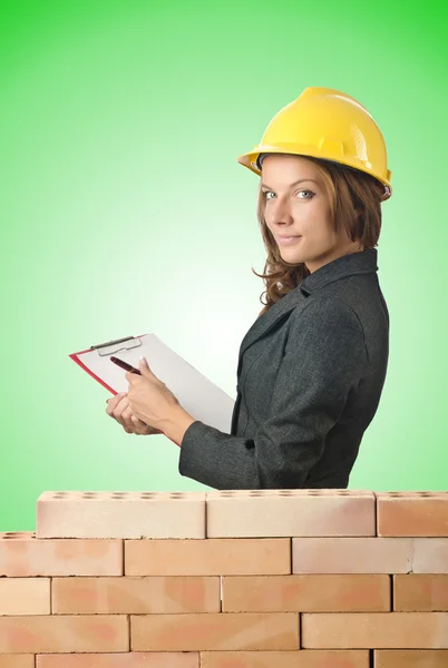 Vrouw architect in de buurt van bakstenen muur — Stockfoto