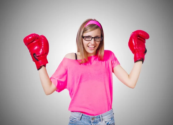 Jovencita con guantes de boxeo contra el gradiente —  Fotos de Stock