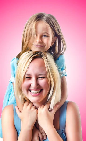 Feliz mamá y su hija contra el gradiente — Foto de Stock