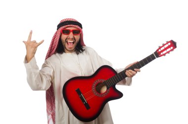 Arap adam beyazda soyutlanmış oynuyor