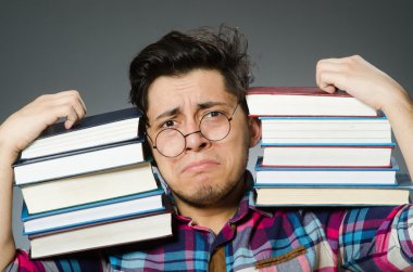 Pek çok kitap ile komik öğrenci