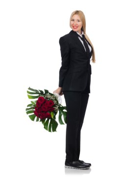 Beyaz bir demet gülü olan kadın