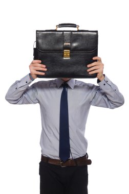 Evrak çantalı genç bir çalışan beyaza izole edilmiş.