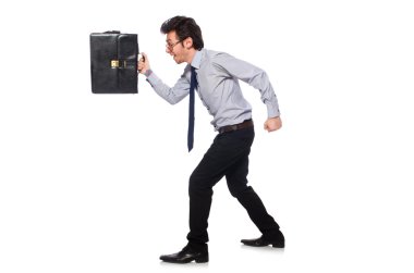 Evrak çantalı genç bir çalışan beyaza izole edilmiş.