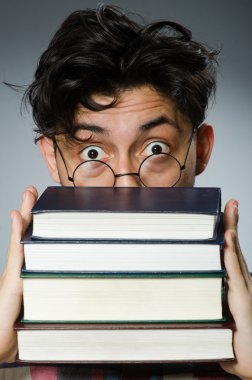 Pek çok kitap ile komik öğrenci