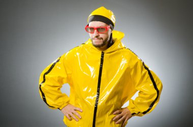 Komik adam giyen sarı takım elbise