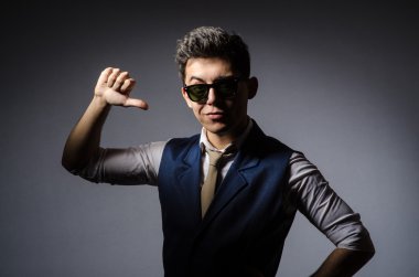 Mavi yelek gri karşı genç adam