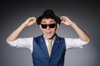 Mavi yelek ve şapka gri karşı genç adam