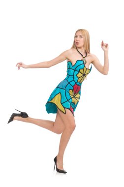 Parlak straplez elbiseli kadın, beyaz tenli.