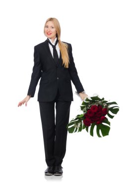 Beyaz bir demet gülü olan kadın